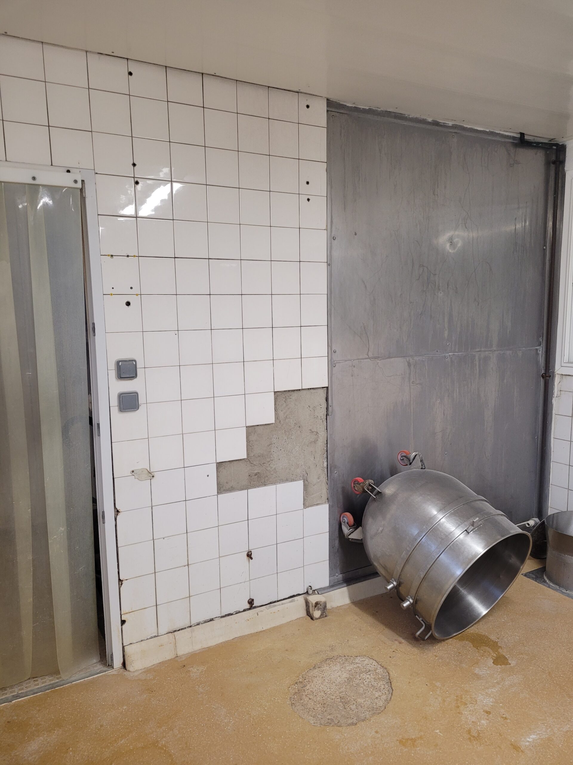 Carrelage décollé le long d'une cuve inox