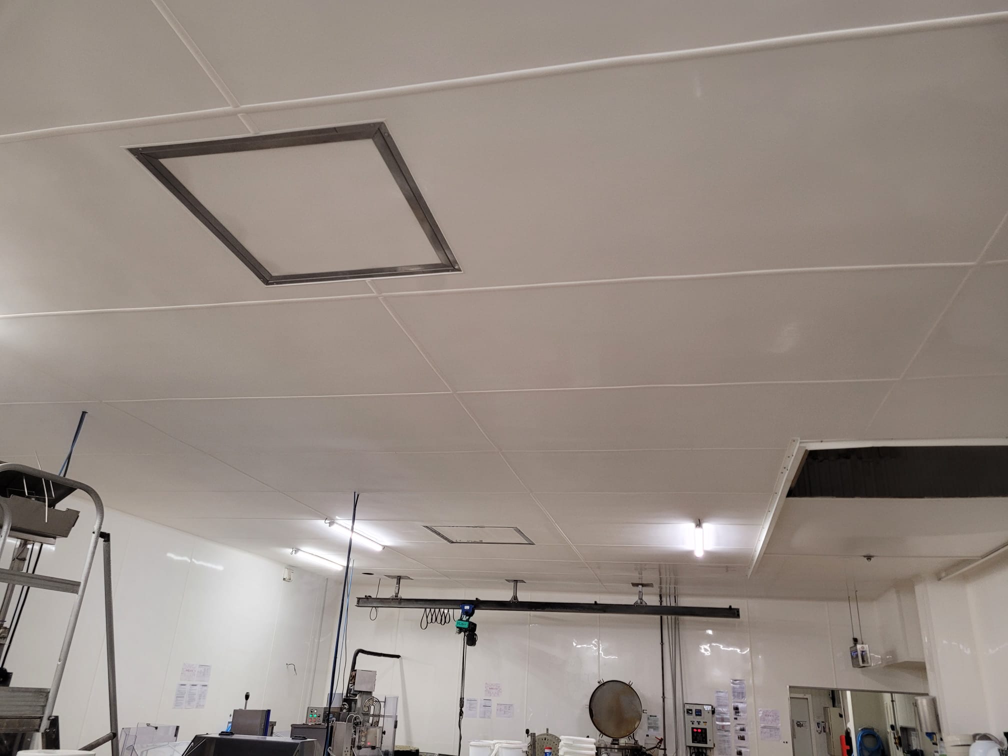 Plafond de cuisine en dalles composites blanches avec luminaires encastrés