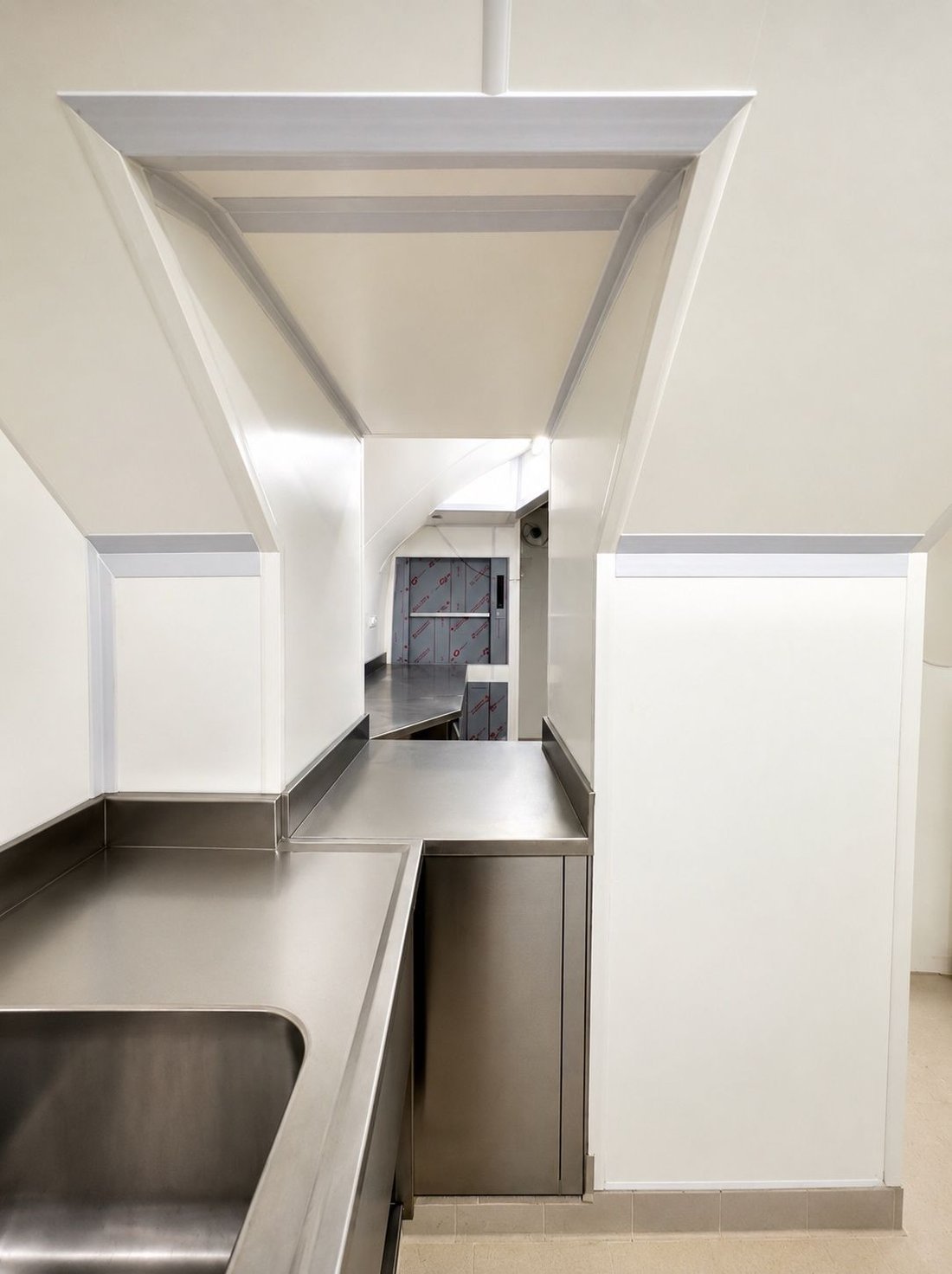 Cuisine professionnelle habillée en panneaux FRP avec profilés et angles de finition