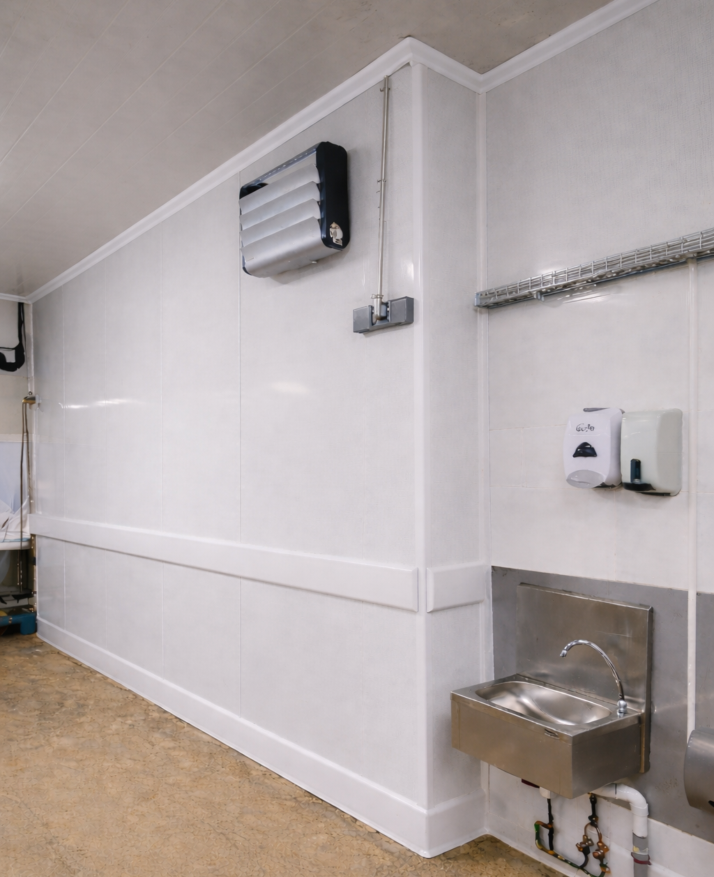 Zone de production alimentaire avec poste de lavage des mains