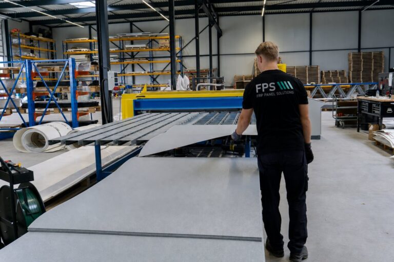 Découpe de panneaux FRP à la cote dans l’atelier FPS