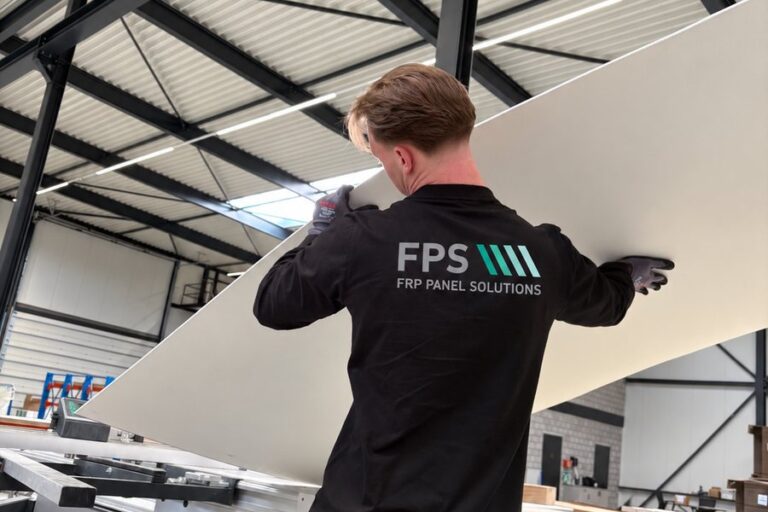 Mise à format d’un panneau FRP sur scie dans l’atelier FPS