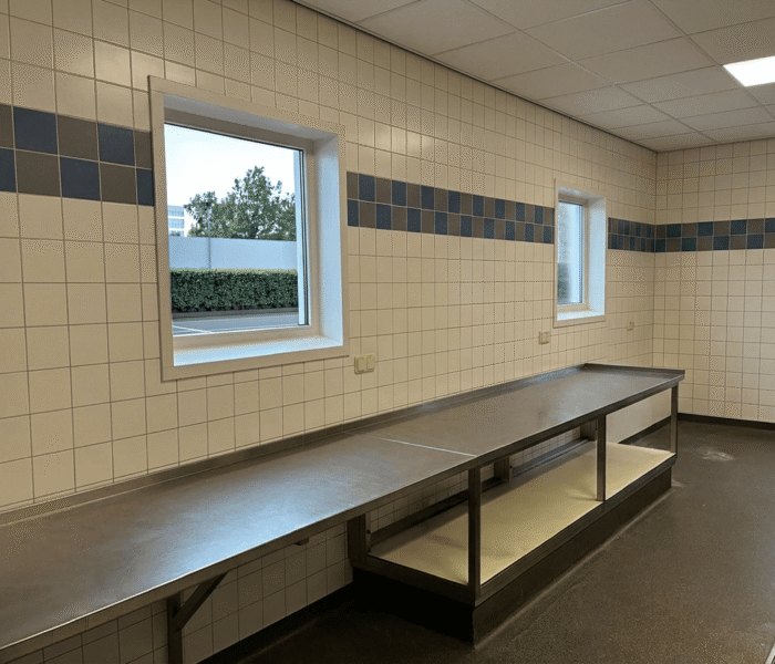 Local avant travaux : mur carrelé avec joints de carrelage
