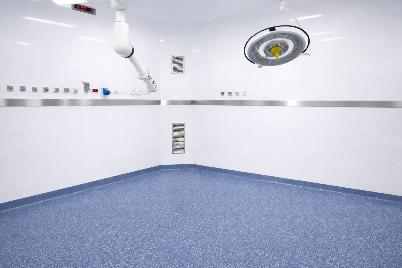 Salle d'intervention aux parois FRP blanches et sol souple à congé arrondi