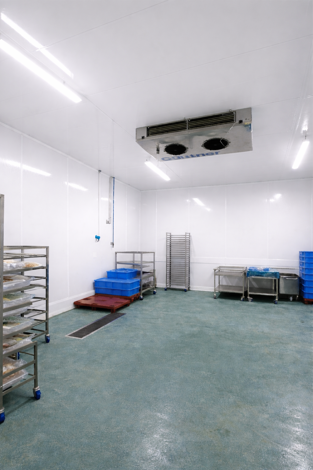 Chambre froide revêtue de panneaux FRP blancs