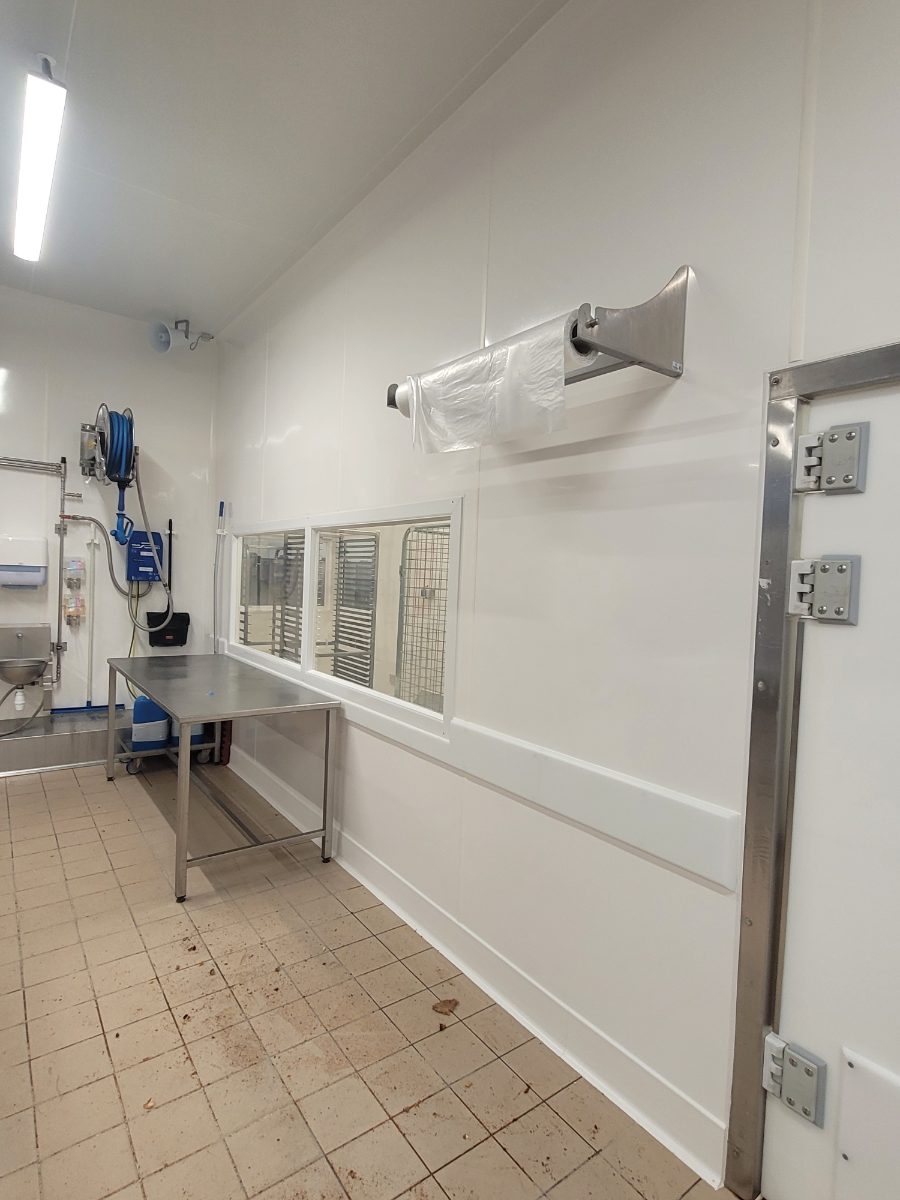 Local hygiénique revêtu de panneaux FRP FPS blancs, surface fermée et propre