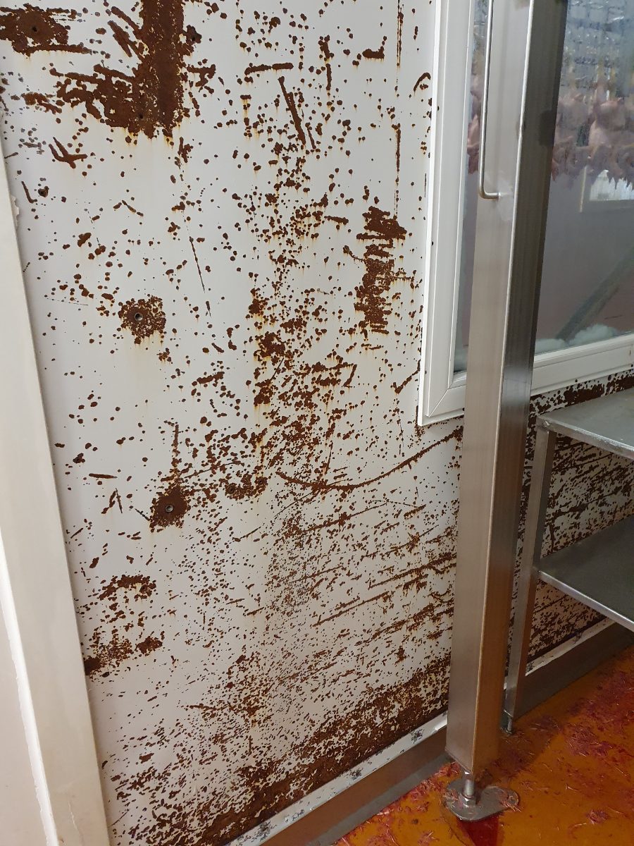 Parement acier laqué d'un panneau sandwich piqué de corrosion en atelier de découpe