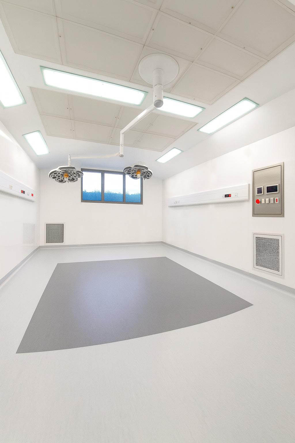 Salle de soins habillée en panneaux FRP avec éclairage encastré